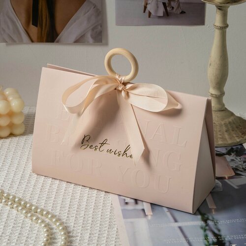 Изображение товара Подарочная коробка "Треугольник" - самосборная с лентой и кольцом - кремово-розовая- комплект из 5 шт.