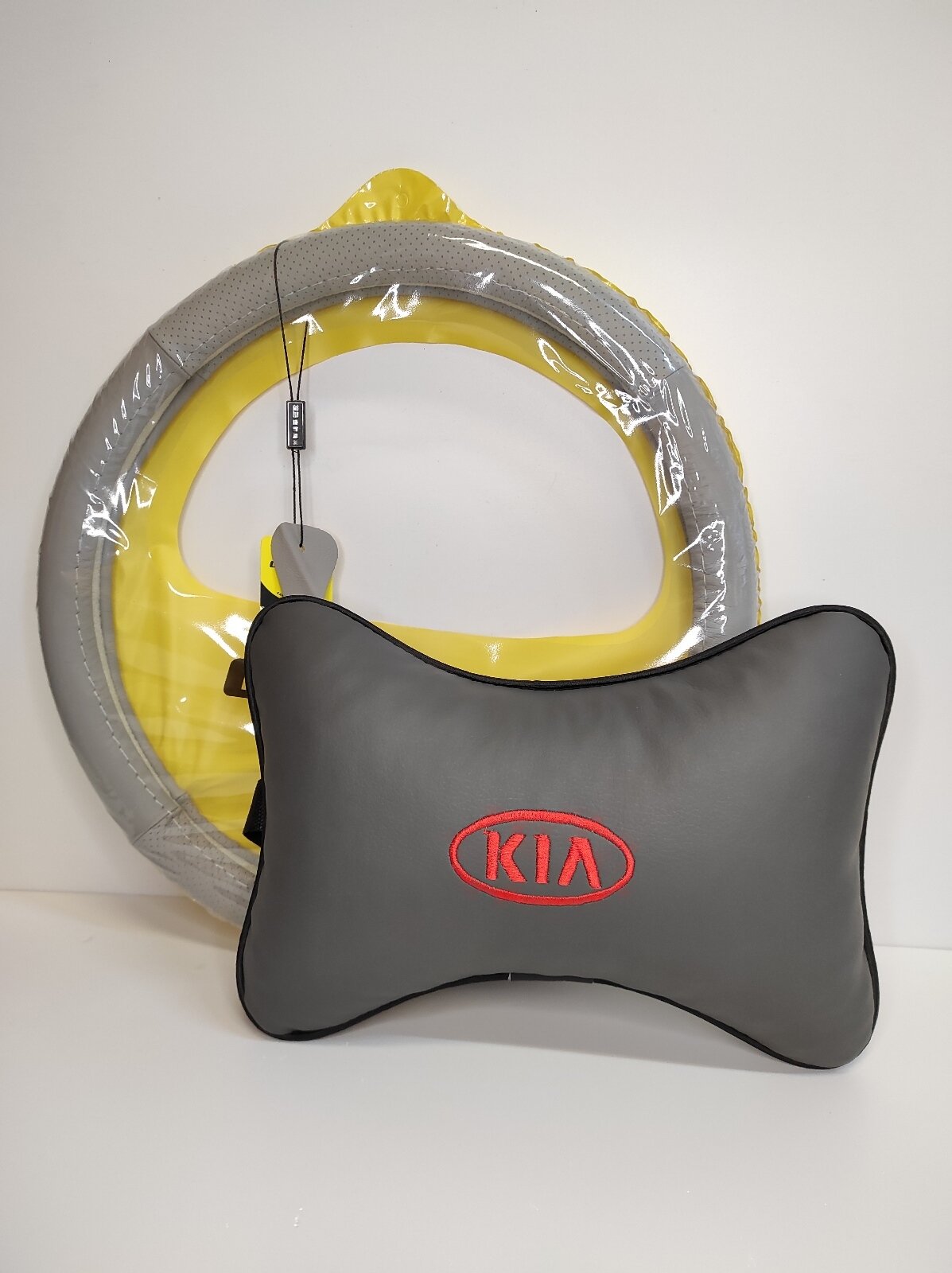 KIA Подарочный набор: подушка на подголовник из экокожи с логотипом (КИА)  оплетка на руль из натуральной гладкой+перф. кожи р-р М серая