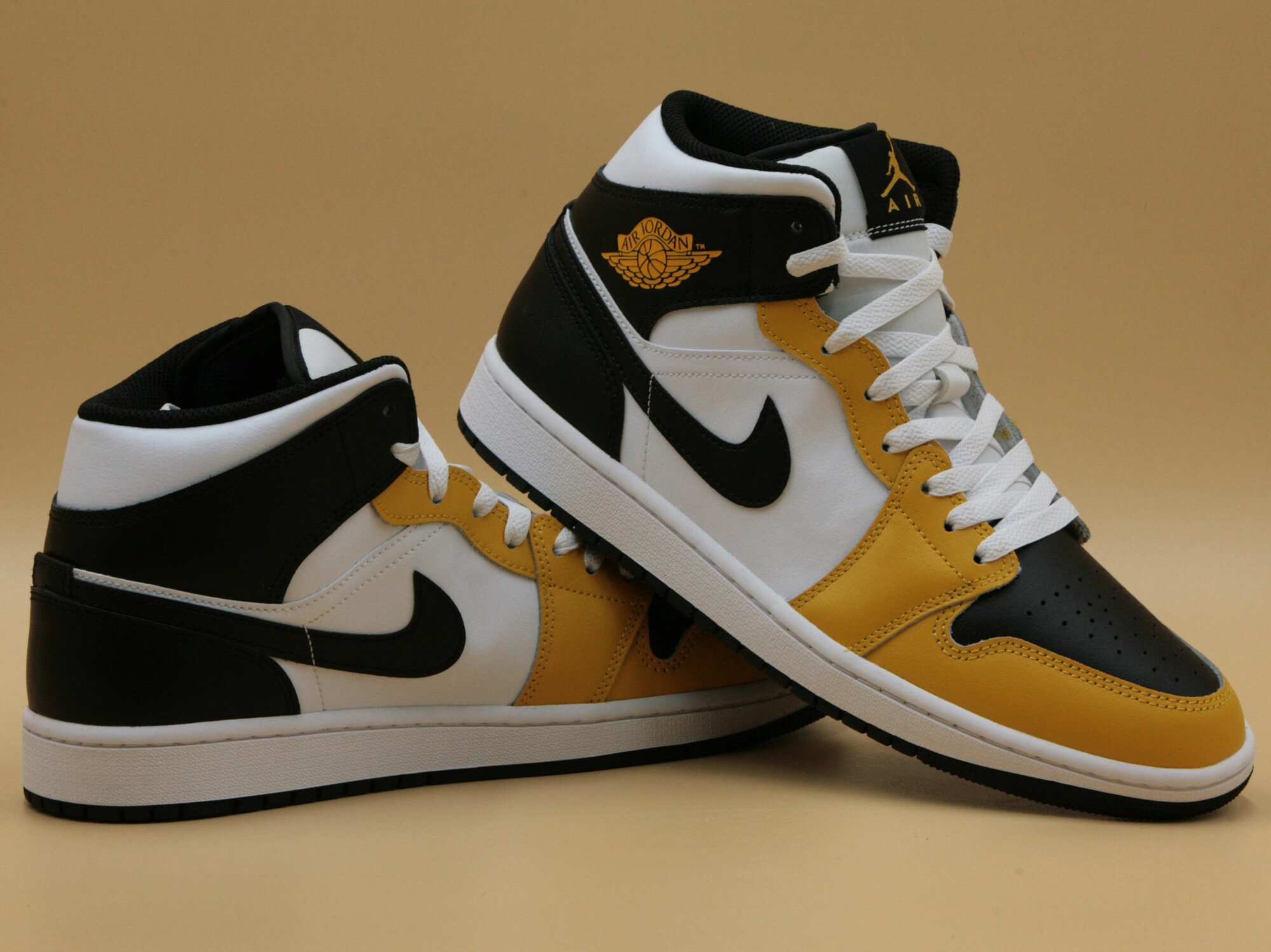 Кроссовки NIKE Air Jordan 1 Mid, полнота D, размер 12 US / 46.5 EUR, желтый, белый, черный