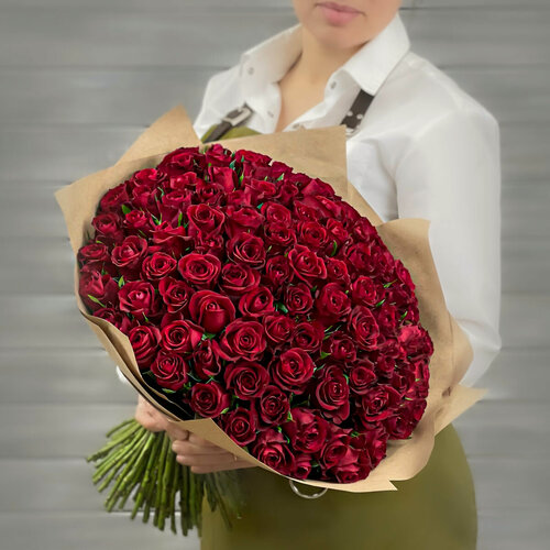 Изображение товара Монобукет "Букет Маркет", из 75 роз, в крафтовой бумаге, высота 40см