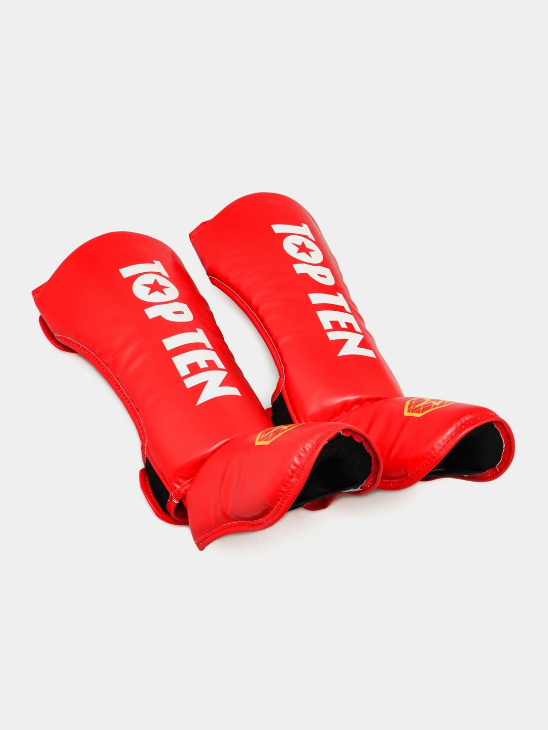 Красный протектор фута для смешанных боевых искусств предназначен для малышей.