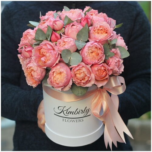 Пионовидные кустовые розы Джульетта в шляпной коробке. Букет 208 Kimbirly Flowers