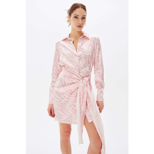 фото Платье-рубашка charmstore, атлас, прилегающее, мини, размер m, розовый