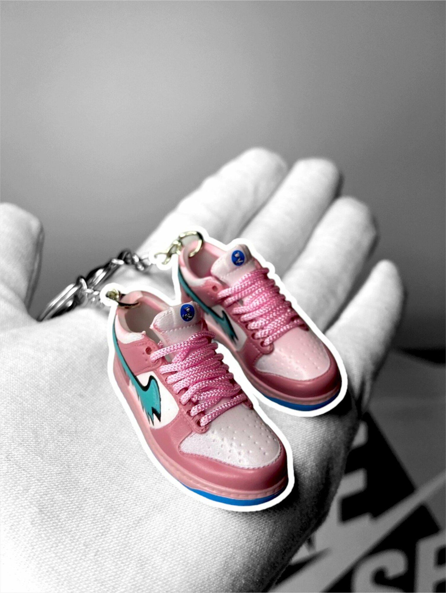 Брелок кроссовок Nike сине-розовый 555777-601 (L)