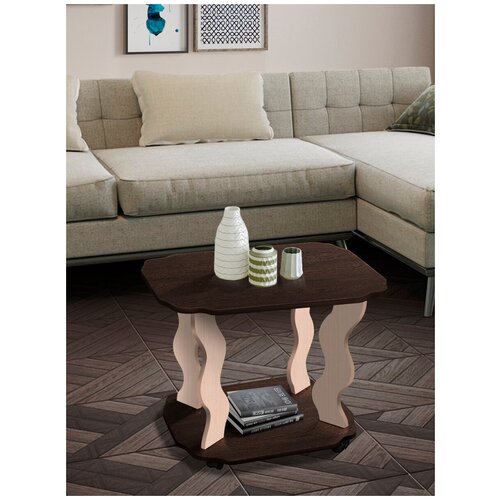 Маленький журнальный стол из дерева