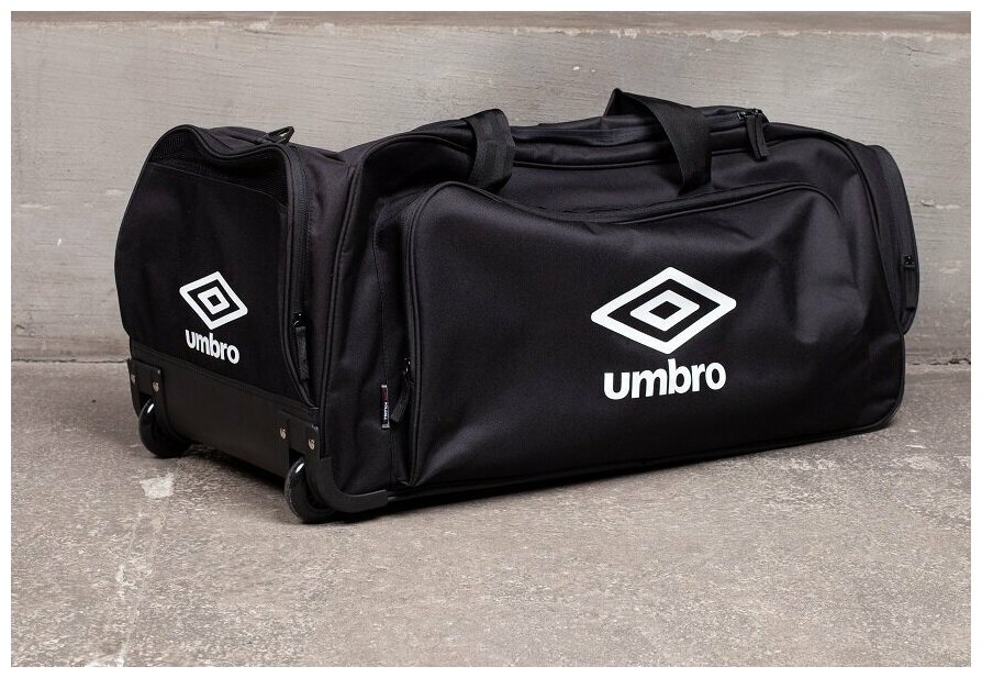 Спортивная сумка на колесах Umbro Trolley Bag c боковым карманом. Вместительная сумка для тренировок с выдвижной ручкой и 2-х колесным механизмом со стабилизаторами. Сумка на колесиках Umbro с регулир - фотография № 9