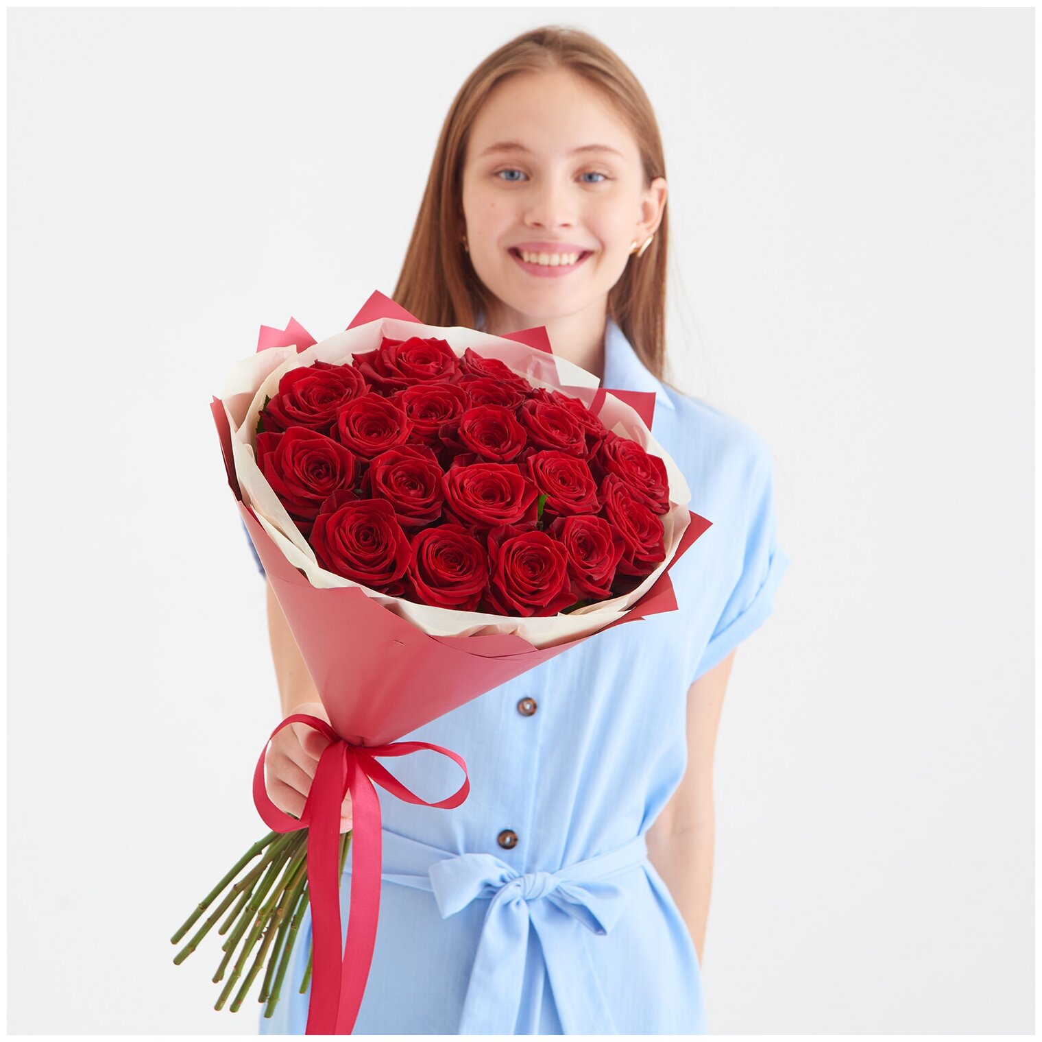 Букет живых цветов из 19 красных роз в дизайнерской упаковке