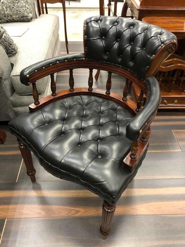 Кресло для руководителя из красного дерева (mahogany wood) с кожаной обивкой (Black leather)