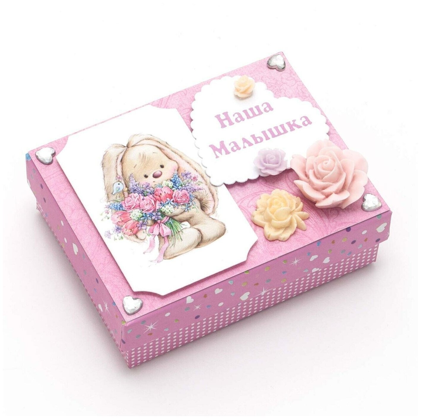 Коробочка для бирки из роддома новорожденной девочки "Заинька с букетом" розового цвета, с латексными розами и рисунком на крышке, с атласными лентами для фиксации