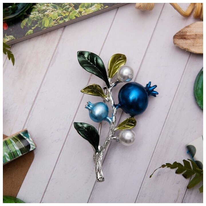 фото Брошь "Ветвь черничная", цвет зелено-голубой в серебре