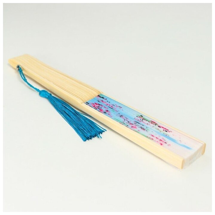 Сувенир интерьерный веер "Домик в сакуре" голубой, с синей кисточкой, высота 21 см - фотография № 3