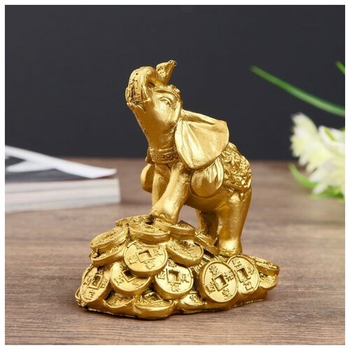 Нэцке полистоун золото Слон на горке монет 8,7х7,5х5,4 см