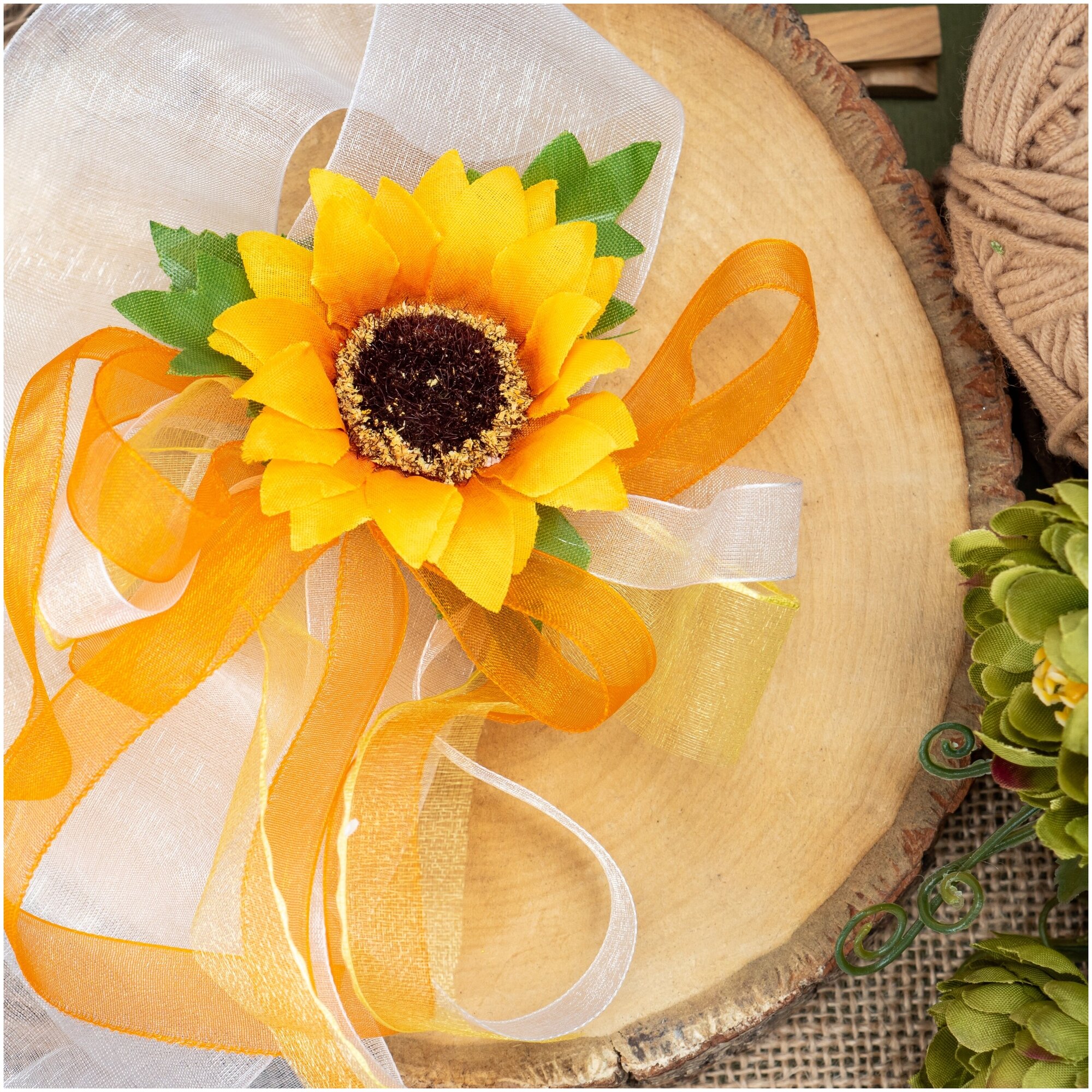 Веселый браслет для свидетельницы невесты на свадьбу "Подсолнух" из белых и оранжевых ленточек органзы, с искусственным цветком желтого цвета