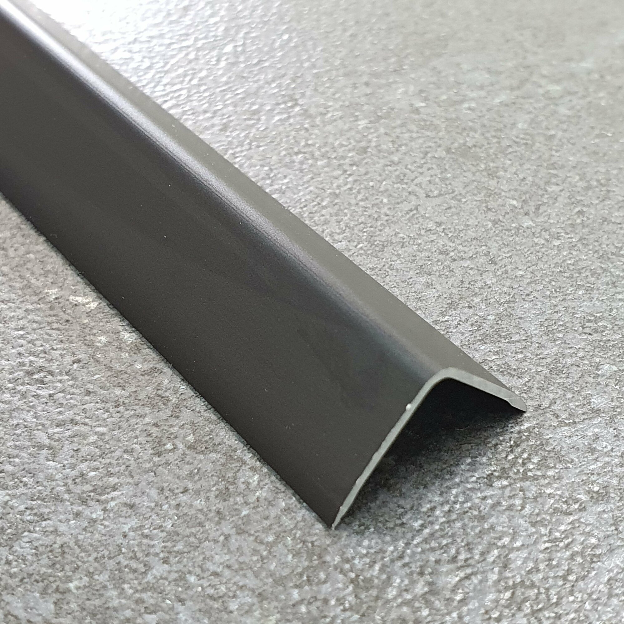 фото Угол 15*15мм "DO-1" 2,7м Чёрный мат. полимер. алюм.