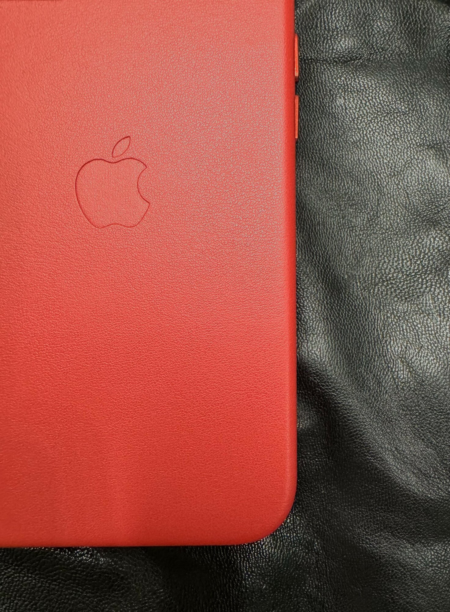 Чехол красный для IPhone 15 Leather Case с анимацией и функцией MagSafe — фото 1