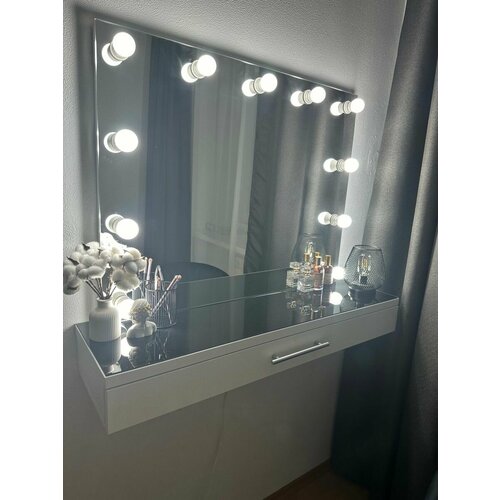 Гримерный стол с зеркалом