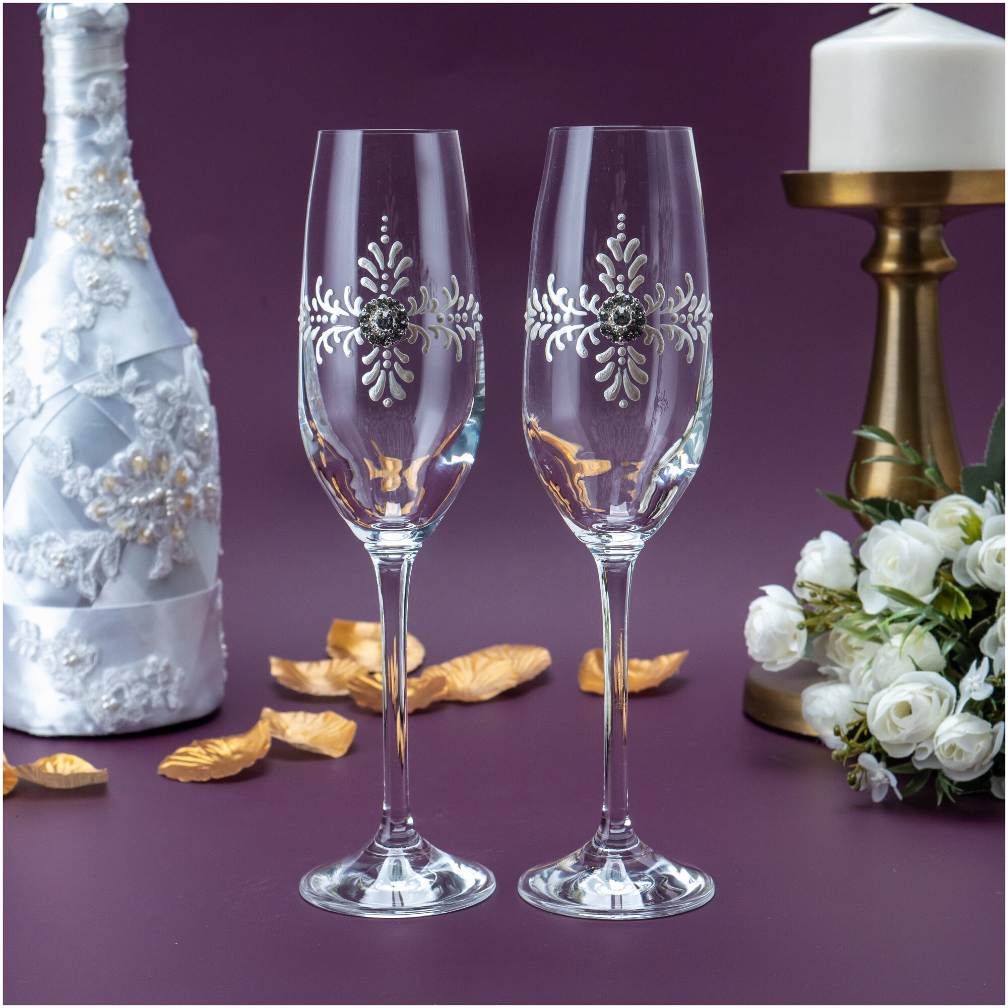 Свадебные бокалы для молодоженов "Серебристые узоры" с красивым орнаментом на чаше и брошью из сверкающих страз, 2 штуки