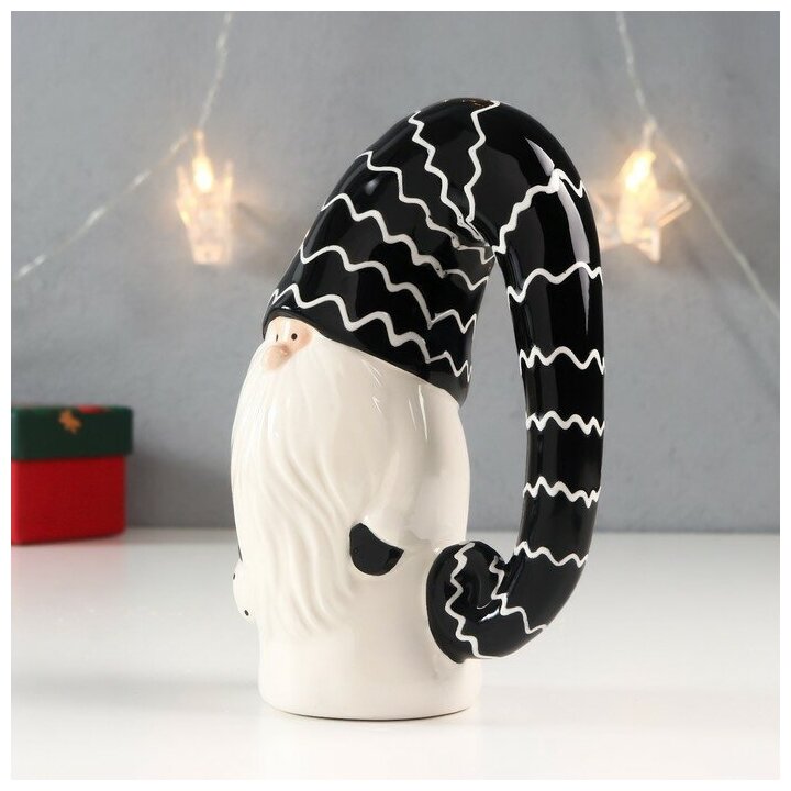 Сувенир керамика "Дед Мороз, чёрный колпак, белый зиг-заг, с мешком" 16,5х11х7,5 см