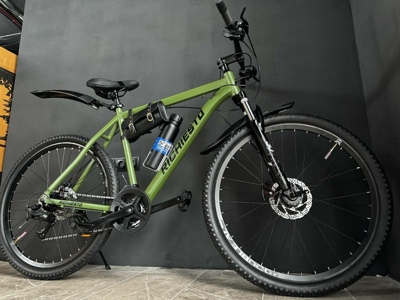 "Взрослый горный велосипед RICHIESTO 27.5 с алюминиевой рамой 20", зеленый матовый модель 2024