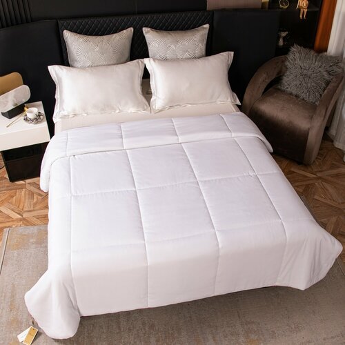 Одеяло Soft Moon Всесезонное SM001 красный кант 200220 см 3680₽