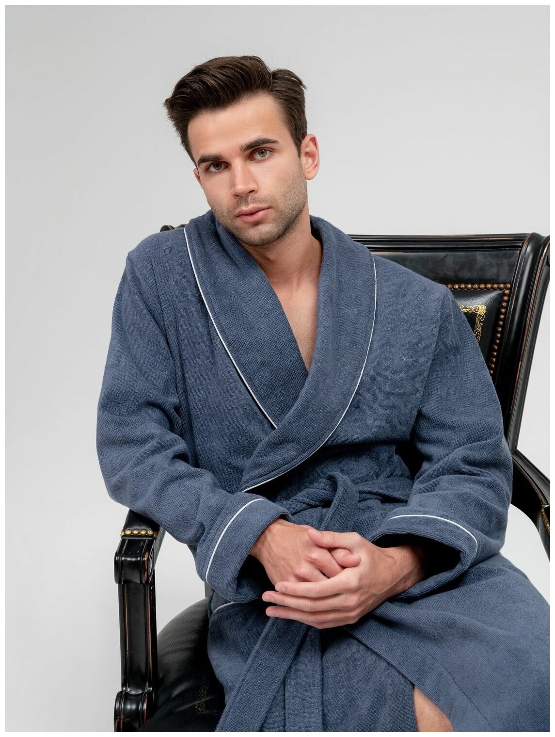 Мужской махровый халат с кантом, серый. Размер 50-52
