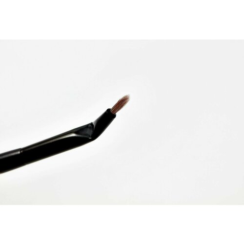 Изогнутая кисть для жидкой подводки elite bent eyeliner brush