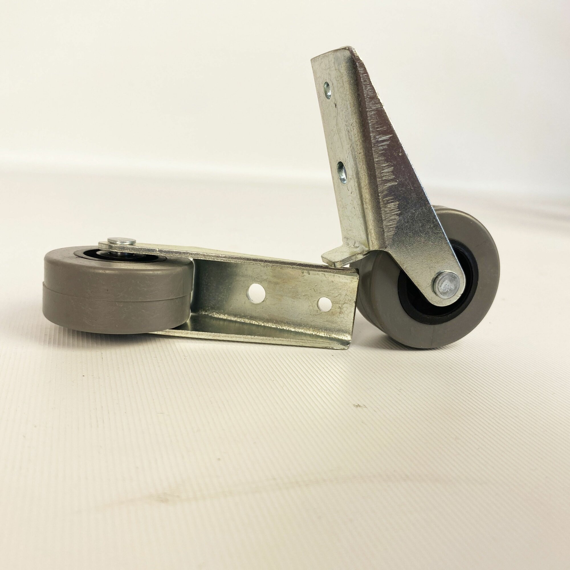 Фурнитура Для Мебели Колесная опора на площадке №422 для мебели с прорезиненным колесом D42, 2 шт