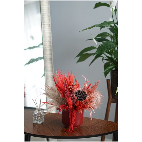 Интерьерная композиция с лотосом в керамическом кашпо