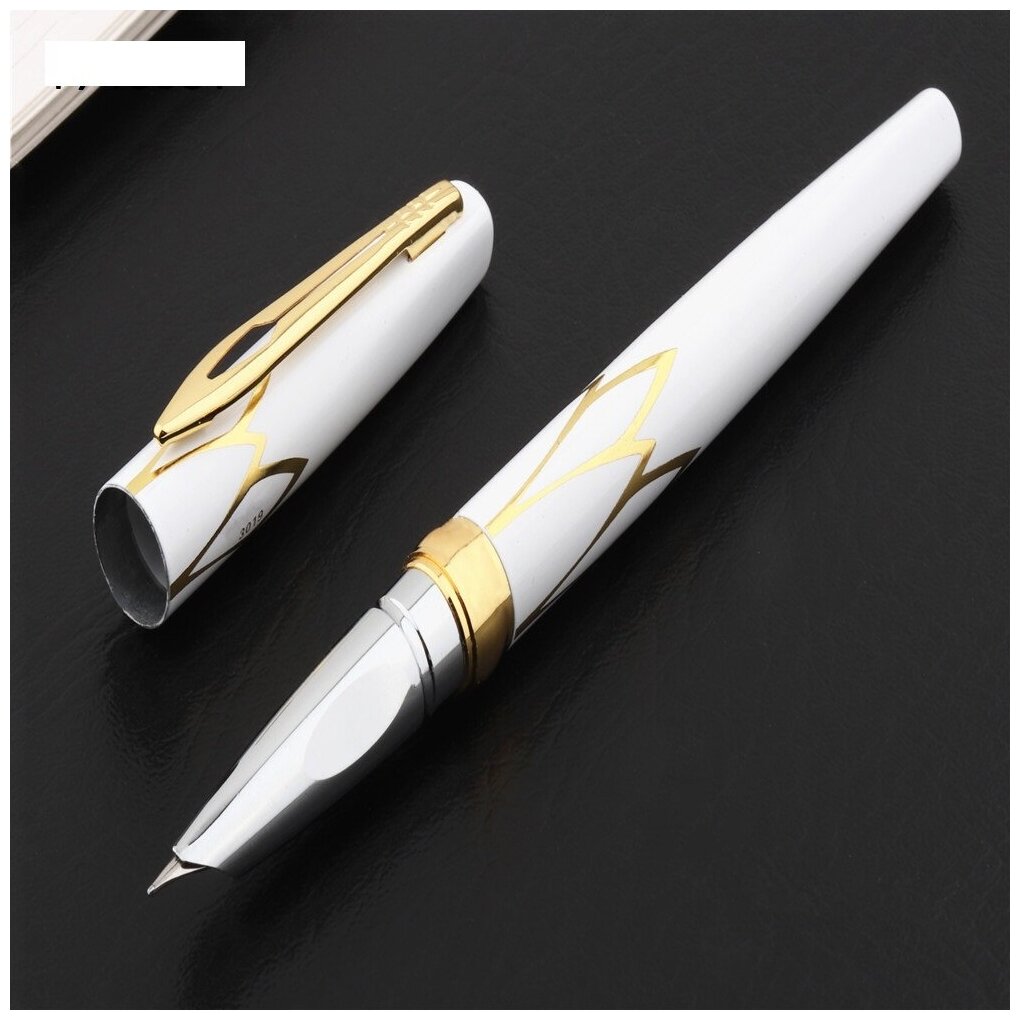 фото Перьевая ручка белого цвета