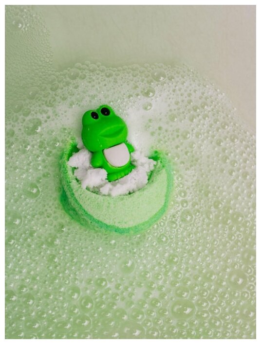 Бомбочка для ванны. Бурлящий шар с игрушкой "Лягушонок" гейзер шарик для ванн 130г шипучка для ванны