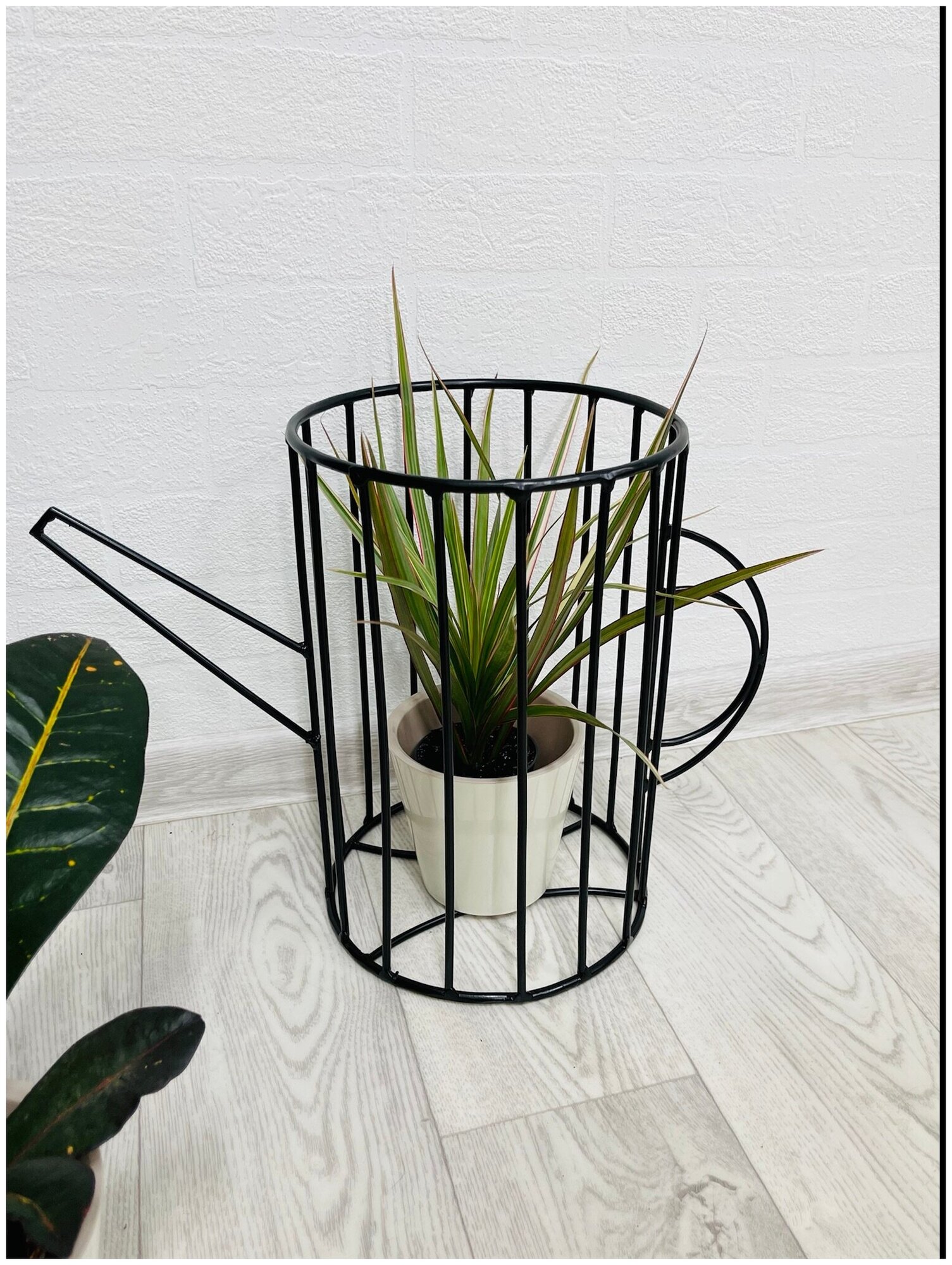 фото Декор, подставка для цветочных горшков "лейка лофт" (подцветочник)