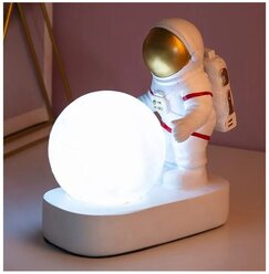 Светодиодный декоративный светильник ночник Космонавт / Астронавт на Луне, золотой