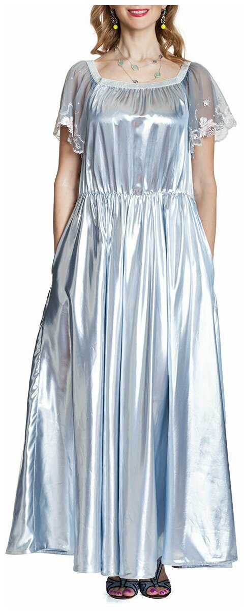 Платье из серебряного шёлка с обнажённой линией плеч