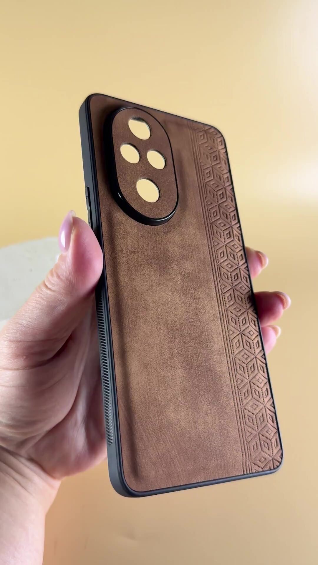 Чехол кожаный на Honor 200 / Чехол на Хонор 200 с защитой камеры, геометрия, коричневый — фото 1