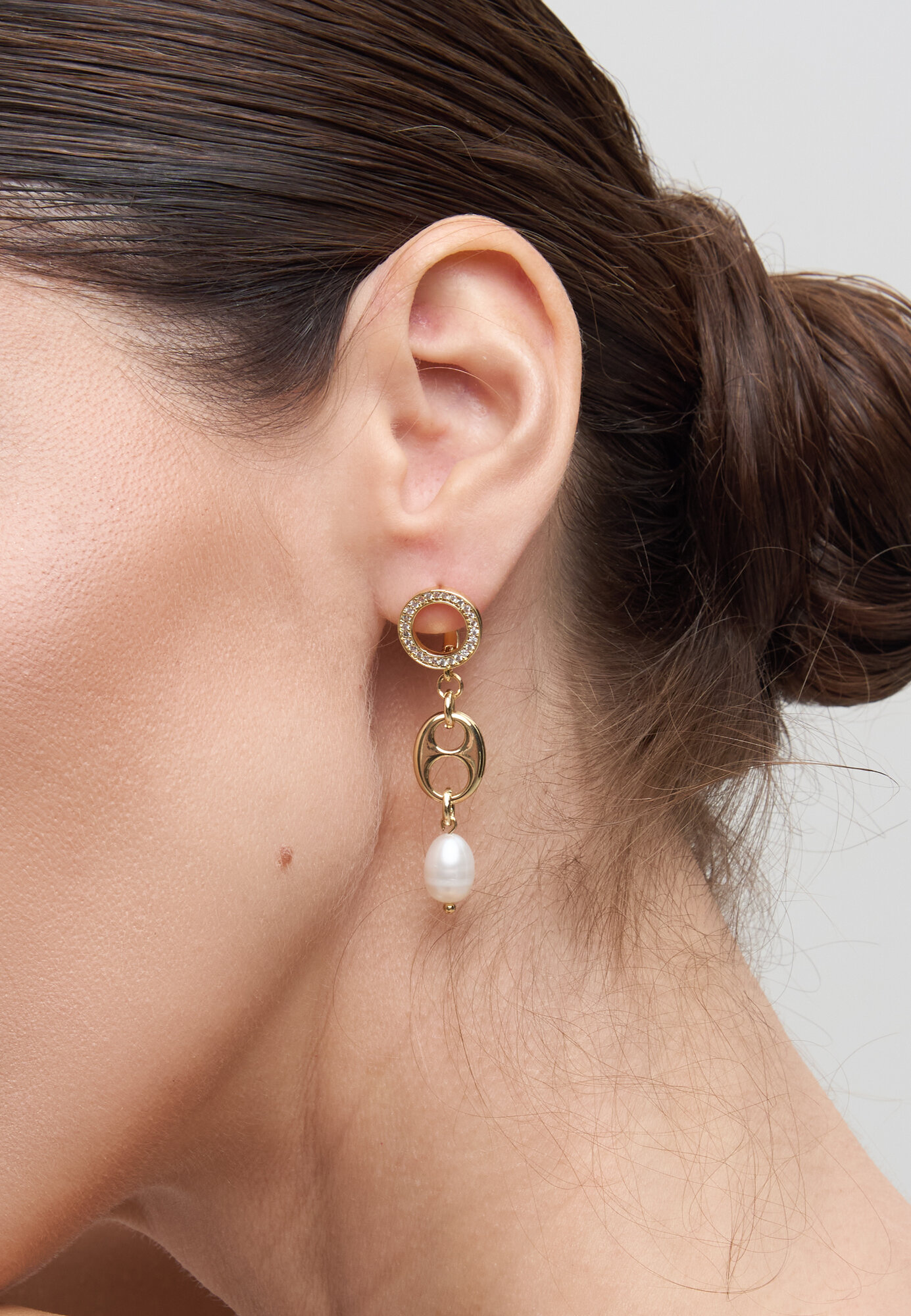 Серьги YAROSLAVNA, жемчуг барочный, циркон, белый/золотистый — фото 1