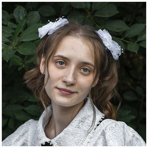 фото Детские школьные банты для волос в сетку 2 шт. на резинке для девочки на 1 сентября, цветок с жемчужной нитью белый baziator