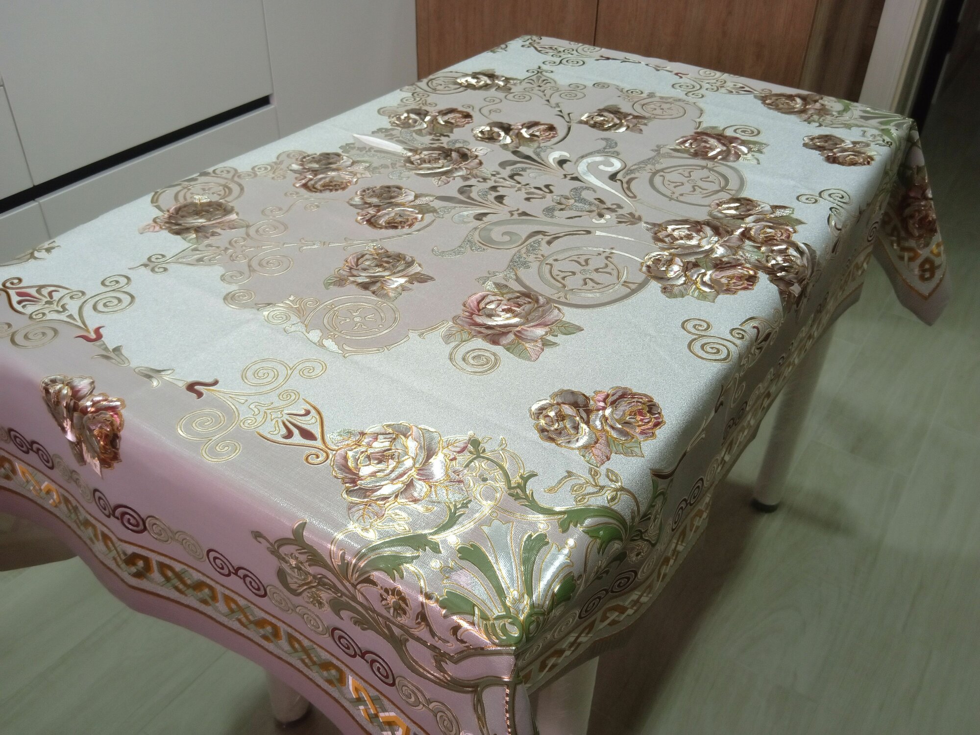 Скатерть с золотым и серебрянным фоном 120х150