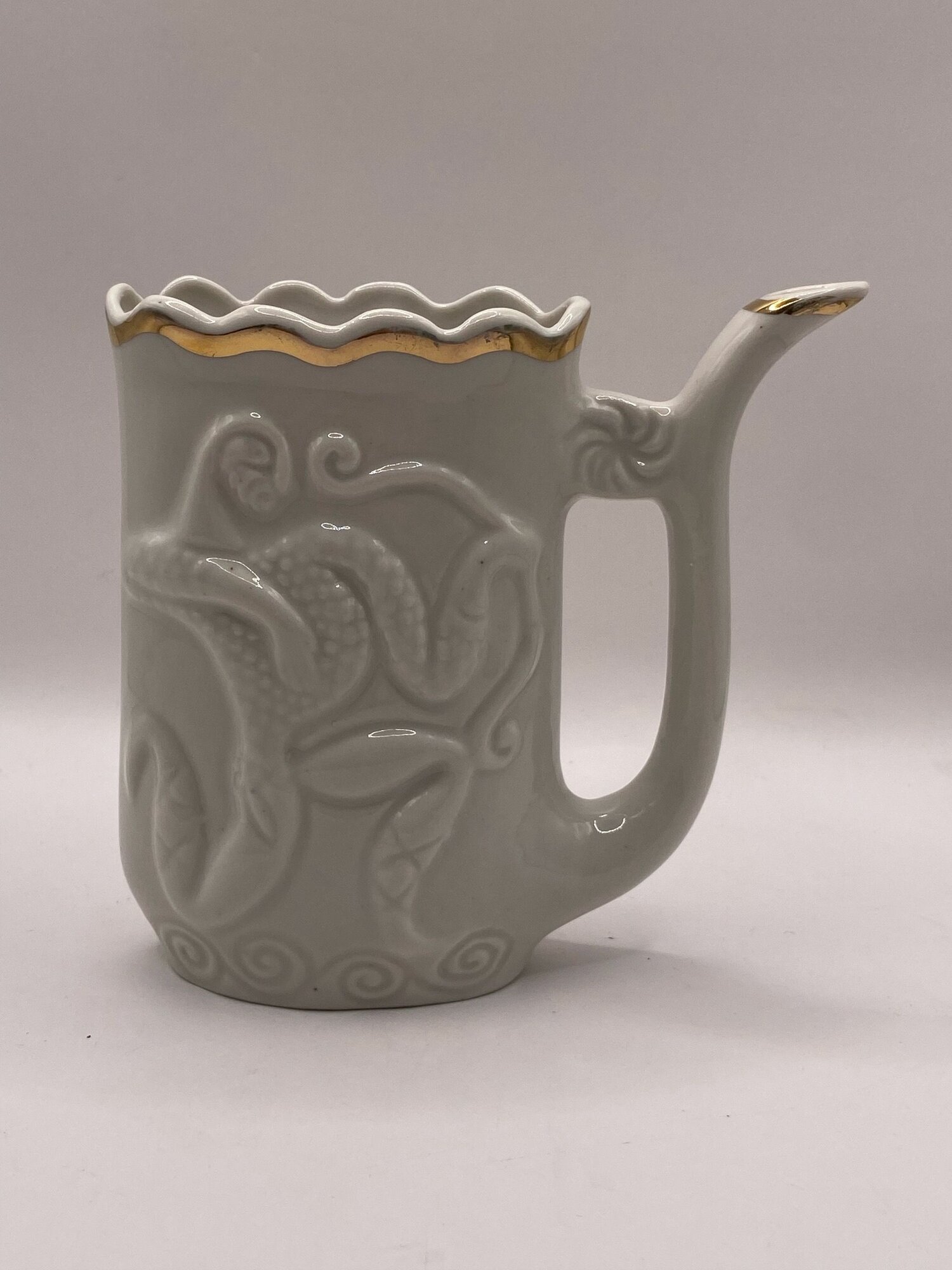 Кружка для минеральной воды "Лучник" Поильник. СССР. Фарфор. Позолота. Высота: 12 см.