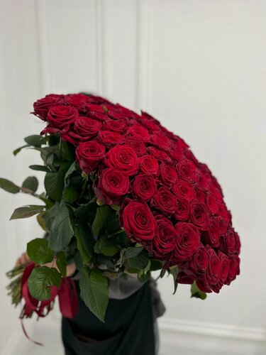Изображение товара Гламелия цветы «Королевский бархат»: 101 роза Red Naomi с лентой – купить свежие цветы с доставкой в Москве