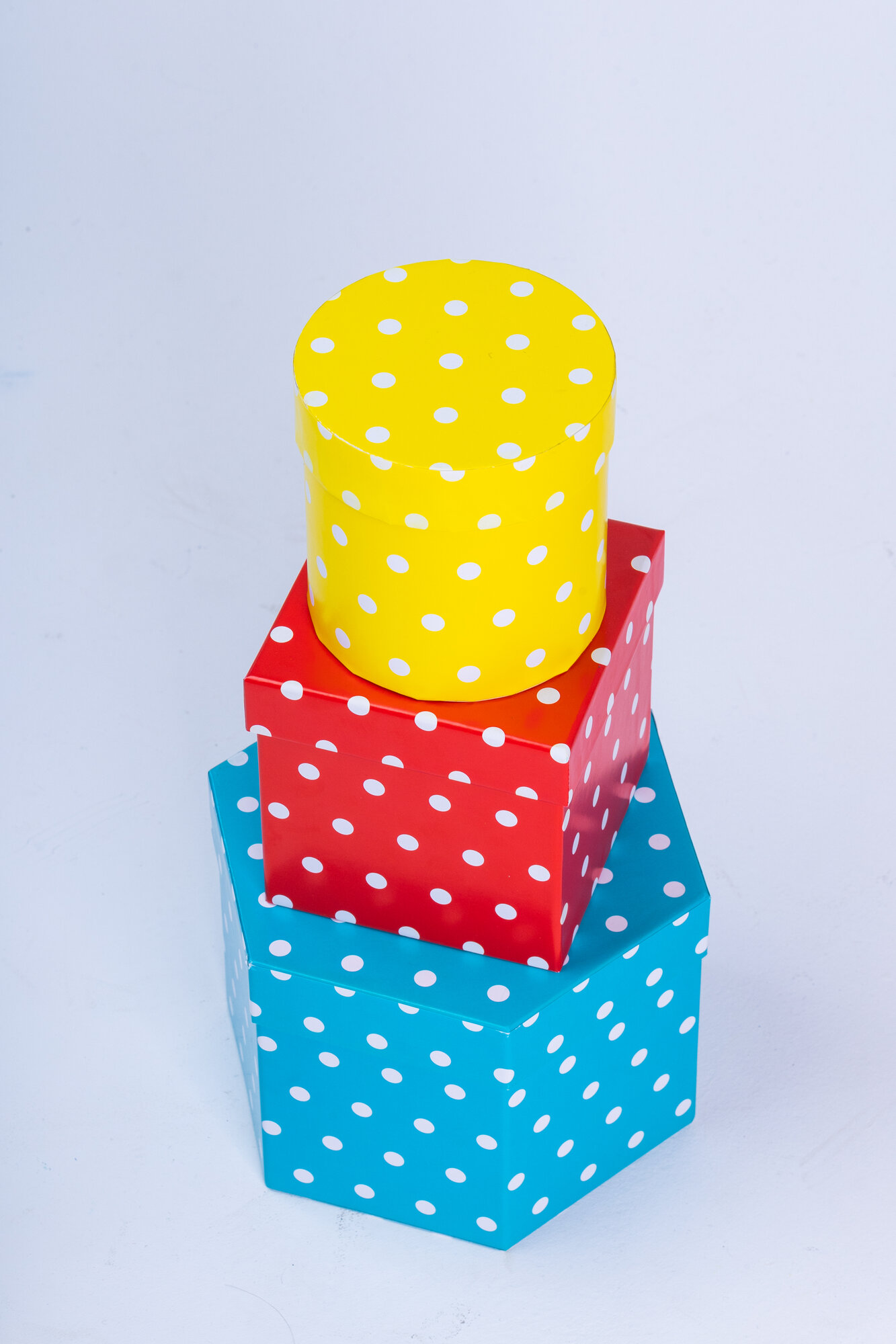 Подарочная коробка Cartonnage Набор фигурных коробок 3 в 1, 12 х 12 - 22 х 19 х 14.5 см. "Веселые горошки", разноцветный
