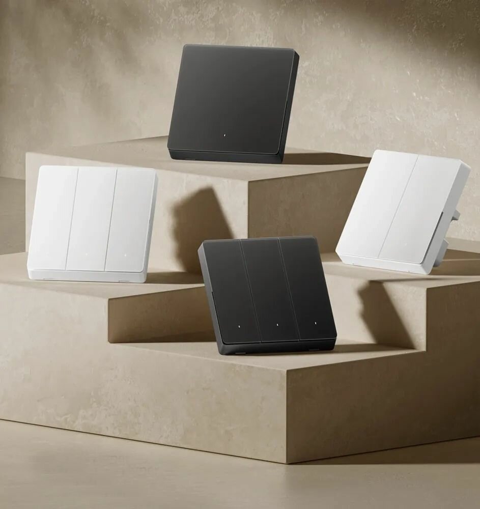 Официальная упаковка выключателя Xiaomi на полке магазина DNS