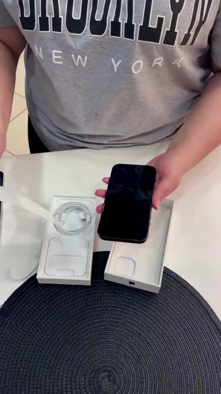 Смартфон Apple iPhone 15 256 ГБ Dual: nano-Sim black titan/черный — фото 1