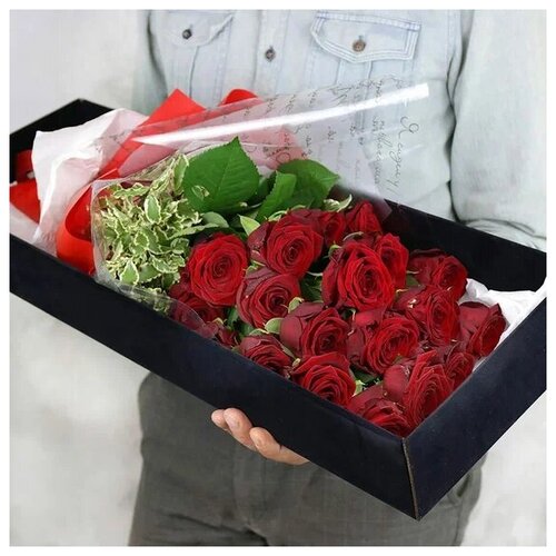 19 красных роз с питтоспорумом в яркой упаковке