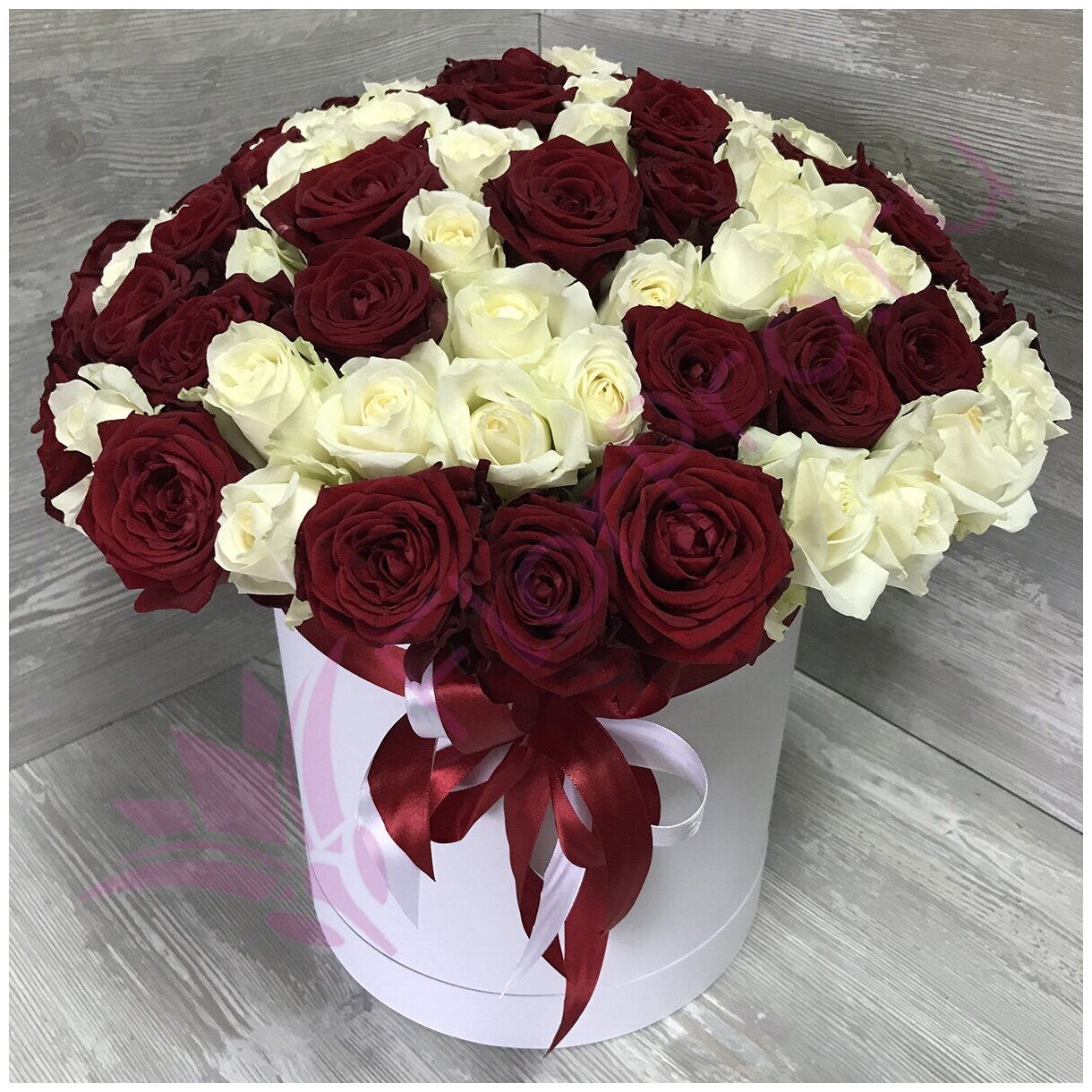Цветы живые букет из 101 белой и красной розы в шляпной коробке с атласной лентой