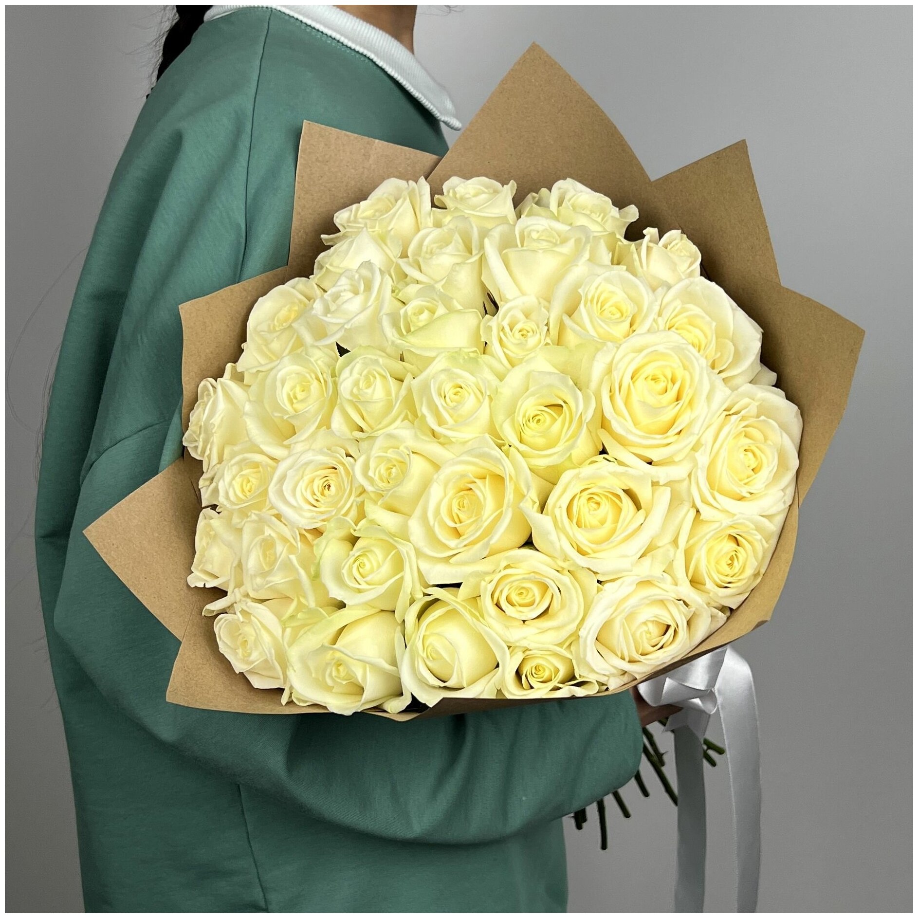 Букет Моно из 35 белых роз. Букет AR0379 ALMOND ROSES