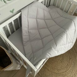Одеяло стеганое в кроватку для новорожденного MamiBro, размер 90х110 см, 100% хлопок, темно серый