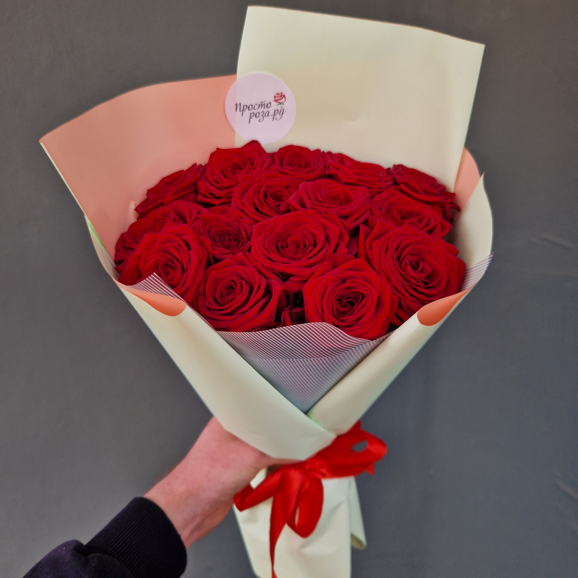 Розы Премиум 15 шт красные 50 см в упаковке нью арт. 12988