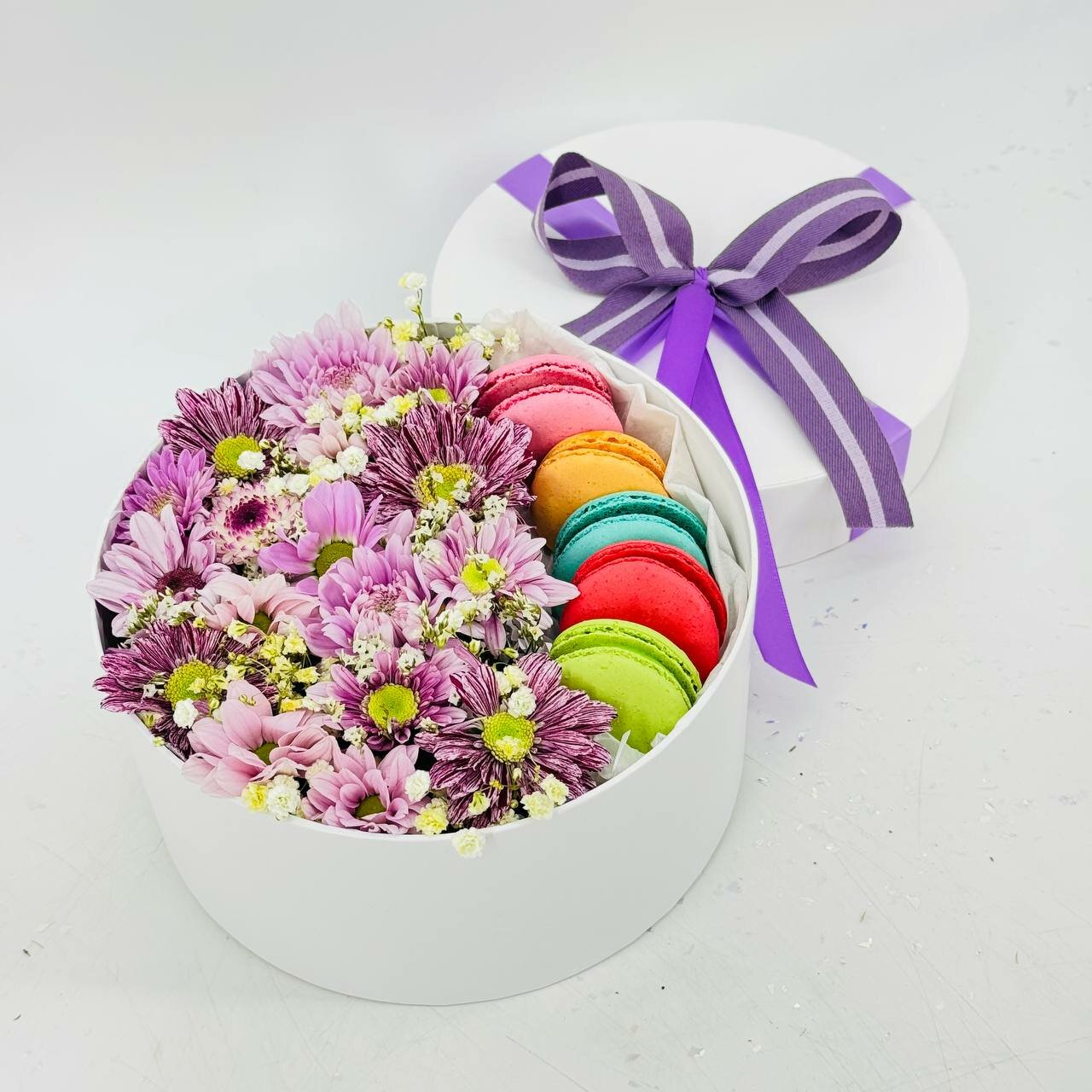 Цветочная коробочка с французским печеньем макарони. Букет хризантем в коробке