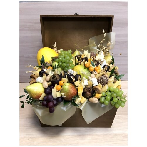 Подарочный набор с фруктами, сухофруктами, сырами и орехами