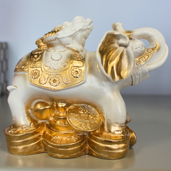 белая статуэтка фен-шуй слон с хоботом вверх и денежной жабой, гипс